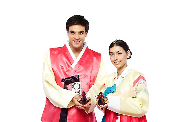 포토 JPG 스튜디오촬영 서양인 외국인 백인 해외기획촬영 한국문화 한국전통 전통 부부 커플 옷 여자 2011년태국 명절 남자 전통문화 문화 한쌍 인형 여행 결혼 신혼부부 새로움 전통소품 한국 실내 미소 웃음 들기 누끼 사람 상반신 20대 성인 두명 앞모습 여행객 체험 전통의상 한복 원앙 오브젝트 전통혼례 목각인형 전통체험 전통인형 국내여행 청년만 성인만 국내포토 동양문화 기념일 아시아 뷰포인트 컨셉 관계 모션 조류 표정 인종 이벤트 청년 내부 전통의례 신혼 파일형식