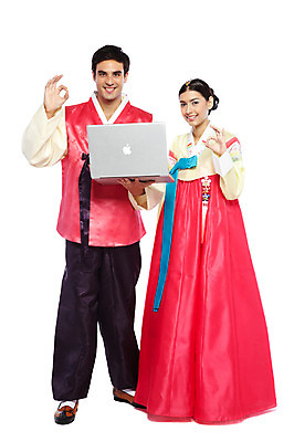 포토 JPG 스튜디오촬영 전신 서양인 외국인 백인 해외기획촬영 한국문화 한국전통 전통 부부 커플 옷 여자 2011년태국 명절 남자 전통문화 문화 한쌍 여행 인터넷 신혼부부 한국 실내 서기 미소 웃음 들기 누끼 사람 손짓 20대 성인 두명 앞모습 노트북 컴퓨터 여행객 웹서핑 최고 체험 OK 전통의상 한복 승낙 검색 만족 고무신 긍정 국내여행 청년만 성인만 국내포토 동양문화 기념일 감정 아시아 뷰포인트 신발 컨셉 관계 모션 표정 인종 청년 내부 전자제품 신혼 파일형식