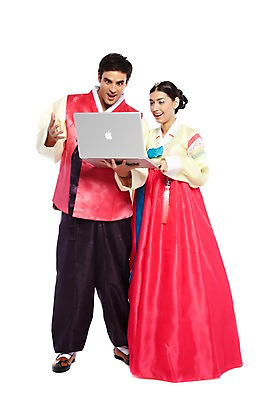 포토 JPG 스튜디오촬영 전신 서양인 외국인 백인 해외기획촬영 한국문화 한국전통 전통 부부 커플 응시 옷 여자 2011년태국 명절 남자 전통문화 문화 한쌍 여행 인터넷 신혼부부 한국 실내 표정 서기 미소 웃음 들기 누끼 사람 20대 성인 두명 앞모습 노트북 컴퓨터 여행객 놀람 웹서핑 체험 전통의상 한복 검색 고무신 국내여행 청년만 성인만 국내포토 동양문화 시선 기념일 감정 아시아 뷰포인트 신발 컨셉 관계 모션 인종 청년 내부 전자제품 신혼 파일형식