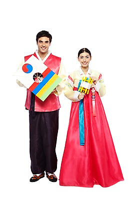 포토 JPG 스튜디오촬영 전신 서양인 외국인 백인 해외기획촬영 한국문화 한국전통 전통 라이프스타일 부부 커플 옷 여자 2011년태국 명절 남자 전통문화 문화 한쌍 여행 신혼부부 놀이 새로움 한국 실내 서기 미소 웃음 들기 누끼 사람 20대 성인 두명 앞모습 여행객 놀이용품 전통놀이 체험 전통의상 한복 연 연날리기 고무신 방패연 실타래 전통체험 국내여행 청년만 성인만 국내포토 동양문화 기념일 아시아 뷰포인트 신발 컨셉 관계 모션 표정 인종 청년 내부 생활 오브젝트 신혼 파일형식