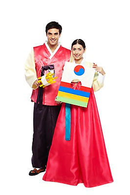 포토 JPG 스튜디오촬영 전신 서양인 외국인 백인 해외기획촬영 한국문화 한국전통 전통 라이프스타일 부부 커플 옷 여자 2011년태국 명절 남자 전통문화 문화 한쌍 여행 신혼부부 놀이 새로움 한국 실내 서기 미소 웃음 들기 누끼 사람 20대 성인 두명 앞모습 여행객 놀이용품 전통놀이 체험 전통의상 한복 연 연날리기 고무신 방패연 실타래 전통체험 국내여행 청년만 성인만 국내포토 동양문화 기념일 아시아 뷰포인트 신발 컨셉 관계 모션 표정 인종 청년 내부 생활 오브젝트 신혼 파일형식