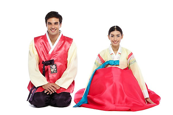포토 JPG 스튜디오촬영 전신 서양인 외국인 백인 해외기획촬영 한국문화 한국전통 전통 라이프스타일 부부 커플 옷 여자 2011년태국 명절 남자 전통문화 문화 한쌍 여행 신혼부부 새로움 한국 실내 미소 웃음 누끼 사람 앉기 20대 성인 두명 앞모습 여행객 예절 인사 절 체험 무릎꿇기 전통의상 한복 전통체험 국내여행 청년만 성인만 국내포토 동양문화 기념일 아시아 뷰포인트 컨셉 관계 모션 표정 인종 청년 내부 생활 신혼 파일형식