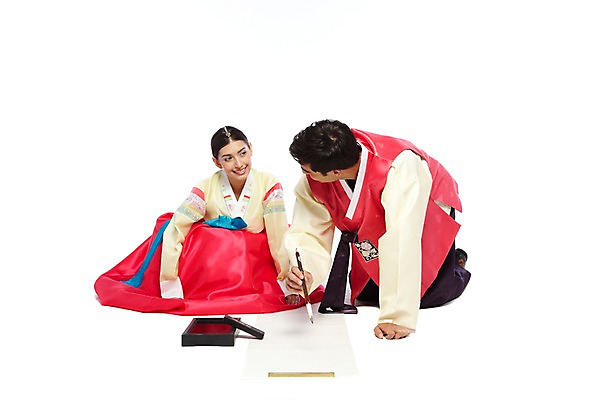 포토 JPG 스튜디오촬영 전신 서양인 외국인 백인 해외기획촬영 한국문화 한국전통 전통 라이프스타일 부부 커플 옷 여자 2011년태국 명절 남자 종이 전통문화 문화 한쌍 여행 신혼부부 서예 새로움 전통소품 한국 실내 미소 웃음 누끼 사람 앉기 20대 성인 두명 앞모습 여행객 기록 붓 체험 무릎꿇기 전통의상 한복 먹 오브젝트 전통체험 벼루 국내여행 문방사우 서진 화선지 청년만 성인만 국내포토 동양문화 기념일 아시아 뷰포인트 컨셉 관계 모션 표정 인종 청년 내부 생활 한지 신혼 파일형식