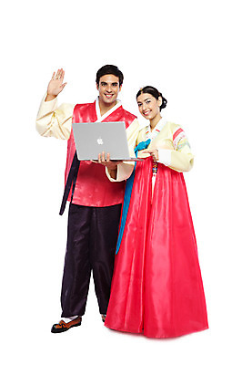포토 JPG 스튜디오촬영 전신 서양인 외국인 백인 해외기획촬영 한국문화 한국전통 전통 부부 커플 옷 여자 2011년태국 명절 남자 전통문화 문화 한쌍 여행 인터넷 신혼부부 한국 실내 서기 미소 웃음 들기 누끼 사람 손짓 20대 성인 두명 앞모습 노트북 컴퓨터 여행객 웹서핑 인사 체험 전통의상 한복 검색 고무신 손인사 국내여행 청년만 성인만 국내포토 동양문화 기념일 아시아 뷰포인트 신발 컨셉 관계 모션 표정 인종 청년 내부 전자제품 예절 신혼 파일형식