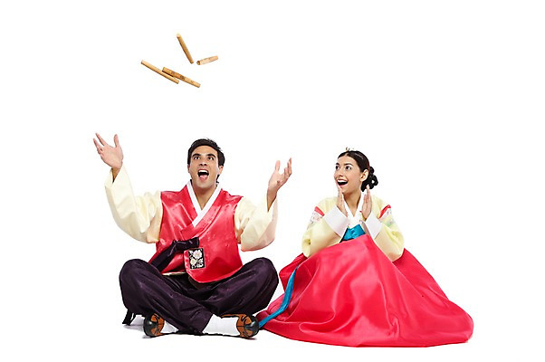 포토 JPG 스튜디오촬영 전신 서양인 외국인 백인 해외기획촬영 한국문화 한국전통 전통 라이프스타일 부부 커플 옷 여자 2011년태국 명절 남자 전통문화 문화 한쌍 여행 신혼부부 놀이 새로움 전통소품 한국 실내 미소 웃음 누끼 사람 20대 성인 두명 앞모습 여행객 놀이용품 전통놀이 체험 던지기 윷 윷놀이 전통의상 한복 오브젝트 고무신 가부좌 전통체험 국내여행 청년만 성인만 국내포토 동양문화 기념일 아시아 뷰포인트 신발 컨셉 관계 모션 표정 앉기 인종 청년 내부 생활 신혼 파일형식