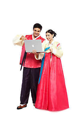 포토 JPG 스튜디오촬영 전신 서양인 외국인 백인 해외기획촬영 한국문화 한국전통 전통 라이프스타일 부부 커플 응시 옷 여자 2011년태국 명절 남자 전통문화 문화 한쌍 여행 인터넷 신혼부부 한국 실내 서기 미소 웃음 들기 누끼 사람 20대 성인 두명 앞모습 노트북 컴퓨터 여행객 웹서핑 체험 전통의상 한복 검색 고무신 국내여행 청년만 성인만 국내포토 동양문화 시선 기념일 아시아 뷰포인트 신발 컨셉 관계 모션 표정 인종 청년 내부 생활 전자제품 신혼 파일형식