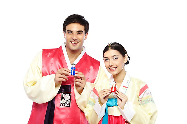 포토 JPG 스튜디오촬영 서양인 외국인 백인 해외기획촬영 한국문화 한국전통 전통 라이프스타일 부부 커플 옷 여자 2011년태국 명절 남자 전통문화 문화 한쌍 인형 여행 결혼 신혼부부 새로움 전통소품 한국 실내 미소 웃음 들기 누끼 사람 상반신 20대 성인 두명 앞모습 여행객 체험 전통의상 한복 오브젝트 전통혼례 전통체험 전통인형 국내여행 신랑각시 청년만 성인만 국내포토 동양문화 기념일 아시아 뷰포인트 컨셉 관계 모션 표정 인종 이벤트 청년 내부 생활 전통의례 신혼 파일형식