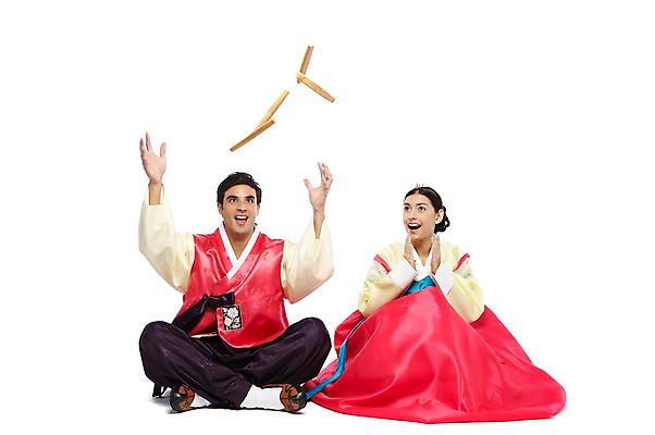 포토 JPG 스튜디오촬영 전신 서양인 외국인 백인 해외기획촬영 한국문화 한국전통 전통 라이프스타일 부부 커플 옷 여자 2011년태국 명절 남자 전통문화 문화 한쌍 여행 신혼부부 놀이 새로움 전통소품 한국 실내 미소 웃음 누끼 사람 20대 성인 두명 앞모습 여행객 놀이용품 전통놀이 체험 던지기 윷 윷놀이 전통의상 한복 오브젝트 고무신 가부좌 전통체험 국내여행 청년만 성인만 국내포토 동양문화 기념일 아시아 뷰포인트 신발 컨셉 관계 모션 표정 앉기 인종 청년 내부 생활 신혼 파일형식