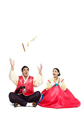 포토 JPG 스튜디오촬영 전신 서양인 외국인 백인 해외기획촬영 한국문화 한국전통 전통 라이프스타일 부부 커플 옷 여자 2011년태국 명절 남자 전통문화 문화 한쌍 여행 신혼부부 놀이 새로움 전통소품 한국 실내 미소 웃음 누끼 사람 20대 성인 두명 앞모습 여행객 놀이용품 전통놀이 체험 던지기 윷 윷놀이 전통의상 한복 오브젝트 고무신 가부좌 전통체험 국내여행 청년만 성인만 국내포토 동양문화 기념일 아시아 뷰포인트 신발 컨셉 관계 모션 표정 앉기 인종 청년 내부 생활 신혼 파일형식