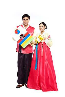 포토 JPG 스튜디오촬영 전신 서양인 외국인 백인 해외기획촬영 한국문화 한국전통 전통 라이프스타일 부부 커플 옷 여자 2011년태국 명절 남자 전통문화 문화 한쌍 여행 신혼부부 놀이 새로움 한국 실내 서기 미소 웃음 들기 누끼 사람 20대 성인 두명 앞모습 여행객 놀이용품 전통놀이 체험 전통의상 한복 연 연날리기 고무신 방패연 실타래 전통체험 국내여행 청년만 성인만 국내포토 동양문화 기념일 아시아 뷰포인트 신발 컨셉 관계 모션 표정 인종 청년 내부 생활 오브젝트 신혼 파일형식