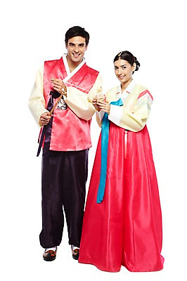 포토 JPG 스튜디오촬영 전신 서양인 외국인 백인 해외기획촬영 한국문화 한국전통 전통 라이프스타일 부부 커플 옷 여자 2011년태국 명절 남자 전통문화 문화 한쌍 여행 신혼부부 놀이 새로움 전통소품 한국 실내 서기 미소 웃음 들기 누끼 사람 20대 성인 두명 앞모습 여행객 놀이용품 전통놀이 체험 전통의상 한복 오브젝트 고무신 팽이 팽이치기 전통체험 국내여행 팽이채 청년만 성인만 국내포토 동양문화 기념일 아시아 뷰포인트 신발 컨셉 관계 모션 표정 인종 청년 내부 생활 신혼 파일형식