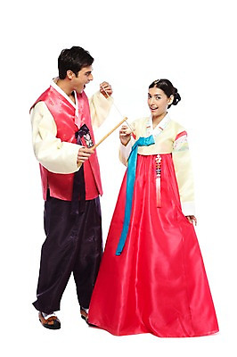 포토 JPG 스튜디오촬영 전신 서양인 외국인 백인 해외기획촬영 한국문화 한국전통 전통 라이프스타일 부부 커플 옷 여자 2011년태국 명절 남자 전통문화 문화 한쌍 여행 신혼부부 놀이 새로움 전통소품 한국 실내 서기 미소 웃음 들기 누끼 사람 20대 성인 두명 앞모습 여행객 놀이용품 전통놀이 체험 전통의상 한복 오브젝트 고무신 팽이 팽이치기 전통체험 국내여행 팽이채 청년만 성인만 국내포토 동양문화 기념일 아시아 뷰포인트 신발 컨셉 관계 모션 표정 인종 청년 내부 생활 신혼 파일형식