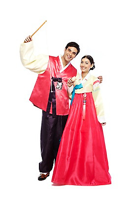 포토 JPG 스튜디오촬영 전신 서양인 외국인 백인 해외기획촬영 한국문화 한국전통 전통 라이프스타일 부부 커플 옷 여자 2011년태국 명절 남자 전통문화 문화 한쌍 여행 신혼부부 놀이 새로움 전통소품 한국 실내 서기 미소 웃음 들기 누끼 사람 20대 성인 두명 앞모습 여행객 놀이용품 전통놀이 체험 전통의상 한복 오브젝트 고무신 팽이 팽이치기 전통체험 국내여행 팽이채 청년만 성인만 국내포토 동양문화 기념일 아시아 뷰포인트 신발 컨셉 관계 모션 표정 인종 청년 내부 생활 신혼 파일형식