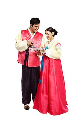 포토 JPG 스튜디오촬영 전신 서양인 외국인 백인 해외기획촬영 한국문화 한국전통 전통 라이프스타일 부부 커플 응시 옷 여자 2011년태국 명절 남자 전통문화 문화 한쌍 여행 인터넷 통신 신혼부부 커뮤니케이션 새로움 한국 실내 서기 미소 웃음 들기 누끼 사람 20대 성인 두명 앞모습 태블릿 여행객 웹서핑 체험 전통의상 한복 검색 고무신 전통체험 국내여행 청년만 성인만 국내포토 동양문화 시선 기념일 아시아 뷰포인트 신발 컨셉 관계 모션 표정 인종 청년 내부 생활 전자제품 스마트기기 신혼 파일형식