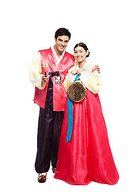 포토 JPG 스튜디오촬영 전신 서양인 외국인 백인 해외기획촬영 한국문화 한국전통 전통 라이프스타일 부부 커플 옷 여자 2011년태국 명절 남자 전통문화 문화 악기 한쌍 여행 연주 신혼부부 타악기 새로움 전통소품 한국 실내 국악기 서기 미소 웃음 들기 누끼 사람 20대 성인 두명 앞모습 여행객 전통놀이 체험 전통의상 한복 풍물놀이 사물놀이 오브젝트 고무신 전통체험 꽹과리 국내여행 청년만 성인만 국내포토 동양문화 기념일 아시아 음악 뷰포인트 신발 컨셉 관계 모션 놀이 표정 국악 인종 청년 내부 생활 전통공연 신혼 파일형식