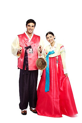 포토 JPG 스튜디오촬영 전신 서양인 외국인 백인 해외기획촬영 한국문화 한국전통 전통 라이프스타일 부부 커플 옷 여자 2011년태국 명절 남자 전통문화 문화 악기 한쌍 여행 연주 신혼부부 타악기 새로움 전통소품 한국 실내 국악기 서기 미소 웃음 들기 누끼 사람 20대 성인 두명 앞모습 여행객 전통놀이 체험 전통의상 한복 풍물놀이 사물놀이 오브젝트 고무신 전통체험 꽹과리 국내여행 청년만 성인만 국내포토 동양문화 기념일 아시아 음악 뷰포인트 신발 컨셉 관계 모션 놀이 표정 국악 인종 청년 내부 생활 전통공연 신혼 파일형식