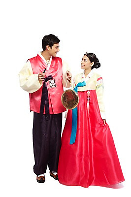 포토 JPG 스튜디오촬영 전신 서양인 외국인 백인 해외기획촬영 한국문화 한국전통 전통 라이프스타일 부부 커플 옷 여자 2011년태국 명절 남자 전통문화 문화 악기 한쌍 여행 연주 신혼부부 타악기 새로움 전통소품 한국 실내 국악기 서기 미소 웃음 들기 누끼 사람 20대 성인 두명 앞모습 여행객 마주보기 전통놀이 체험 전통의상 한복 풍물놀이 사물놀이 오브젝트 고무신 전통체험 꽹과리 국내여행 청년만 성인만 국내포토 동양문화 기념일 아시아 음악 뷰포인트 신발 컨셉 관계 모션 놀이 표정 국악 인종 청년 내부 생활 전통공연 신혼 파일형식