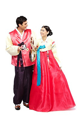 포토 JPG 스튜디오촬영 전신 서양인 외국인 백인 해외기획촬영 한국문화 한국전통 전통 라이프스타일 부부 커플 옷 여자 2011년태국 명절 남자 전통문화 문화 악기 한쌍 여행 연주 신혼부부 타악기 새로움 전통소품 한국 실내 국악기 서기 미소 웃음 들기 누끼 사람 20대 성인 두명 앞모습 여행객 마주보기 전통놀이 체험 전통의상 한복 풍물놀이 사물놀이 오브젝트 고무신 전통체험 꽹과리 국내여행 청년만 성인만 국내포토 동양문화 기념일 아시아 음악 뷰포인트 신발 컨셉 관계 모션 놀이 표정 국악 인종 청년 내부 생활 전통공연 신혼 파일형식