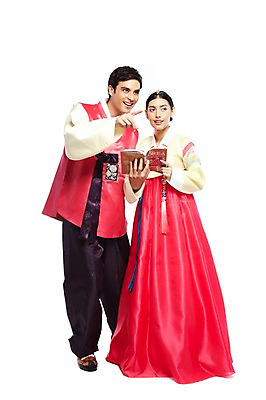 포토 JPG 스튜디오촬영 전신 서양인 외국인 백인 해외기획촬영 한국문화 한국전통 전통 라이프스타일 부부 커플 응시 옷 여자 2011년태국 명절 남자 전통문화 문화 한쌍 여행 가이드 신혼부부 새로움 한국 실내 서기 미소 웃음 들기 누끼 사람 손짓 20대 성인 두명 앞모습 책 여행객 가리킴 체험 전통의상 한복 가이드북 북 고무신 전통체험 국내여행 청년만 성인만 국내포토 직업 동양문화 시선 기념일 아시아 뷰포인트 신발 컨셉 관계 모션 타악기 표정 인종 청년 내부 생활 신혼 파일형식