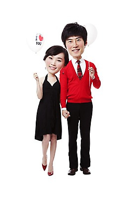 PSD 편집이미지 커플 여자 남자 서기 미소 웃음 사람 동양인 이벤트 20대 성인 두명 30대 손잡기 미니어처 한국인 인물미니어처 풍선 SD캐릭터 성인만 이미지편집 캐릭터 관계 모션 표정 인종 청년 장년 모형 파일형식