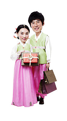 PSD 편집이미지 전통 커플 옷 여자 명절 남자 새해 선물 서기 미소 웃음 들기 사람 동양인 이벤트 20대 성인 두명 30대 선물상자 미니어처 한국인 전통의상 한복 인물미니어처 새해선물 SD캐릭터 성인만 이미지편집 캐릭터 한국전통 기념일 관계 모션 표정 인종 청년 장년 상자 모형 파일형식 명절선물