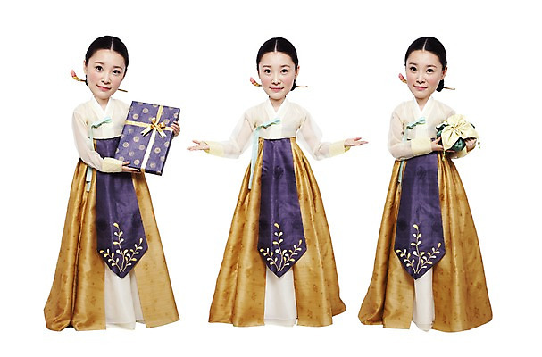 PSD 편집이미지 전통 옷 여자 명절 새해 선물 서기 미소 웃음 사람 동양인 이벤트 20대 성인 세명 30대 선물상자 미니어처 한국인 전통의상 한복 인물미니어처 새해선물 SD캐릭터 여자만 성인여자만 성인만 이미지편집 캐릭터 한국전통 기념일 모션 표정 인종 청년 장년 상자 모형 파일형식 명절선물