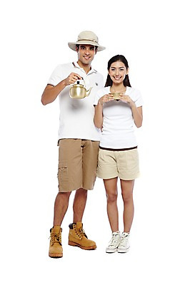 포토 JPG 스튜디오촬영 전신 서양인 외국인 백인 해외기획촬영 모자 한국문화 한국전통 라이프스타일 그릇 커플 여자 2011년태국 남자 문화 음료 한쌍 여행 운동화 술잔 반바지 주전자 잔 새로움 주류 한국 실내 서기 미소 웃음 들기 누끼 사람 20대 성인 두명 앞모습 캐주얼 여행객 대접 체험 음주 워커 막걸리 전통체험 국내여행 식생활 양은그릇 청년만 성인만 국내포토 동양문화 전통 식기 잡화 옷 아시아 뷰포인트 신발 컨셉 바지 관계 모션 주방용품 표정 인종 청년 내부 생활 파일형식