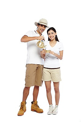 포토 JPG 스튜디오촬영 전신 서양인 외국인 백인 해외기획촬영 모자 한국문화 한국전통 라이프스타일 그릇 커플 여자 2011년태국 남자 문화 음료 한쌍 여행 운동화 술잔 반바지 주전자 잔 새로움 주류 한국 실내 서기 미소 웃음 들기 누끼 사람 20대 성인 두명 앞모습 캐주얼 여행객 대접 체험 붓기 음주 워커 막걸리 전통체험 국내여행 식생활 양은그릇 청년만 성인만 국내포토 동양문화 전통 식기 잡화 옷 아시아 뷰포인트 신발 컨셉 바지 관계 모션 주방용품 표정 인종 청년 내부 생활 파일형식