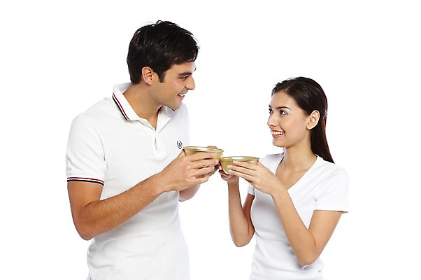 포토 JPG 스튜디오촬영 서양인 외국인 백인 해외기획촬영 한국문화 한국전통 라이프스타일 그릇 커플 여자 2011년태국 남자 문화 음료 한쌍 여행 술잔 잔 새로움 주류 한국 실내 미소 웃음 들기 누끼 사람 상반신 20대 성인 두명 앞모습 캐주얼 여행객 마주보기 대접 체험 음주 건배 막걸리 전통체험 국내여행 식생활 양은그릇 청년만 성인만 국내포토 동양문화 전통 식기 옷 아시아 뷰포인트 컨셉 관계 모션 표정 인종 청년 내부 생활 파일형식