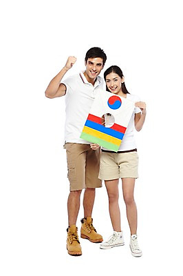 포토 JPG 스튜디오촬영 전신 서양인 외국인 백인 해외기획촬영 한국문화 한국전통 전통 라이프스타일 커플 여자 2011년태국 남자 전통문화 문화 한쌍 여행 운동화 반바지 놀이 새로움 전통소품 한국 실내 서기 미소 웃음 들기 누끼 사람 손짓 20대 성인 두명 앞모습 캐주얼 여행객 놀이용품 전통놀이 주먹 체험 연 연날리기 방패연 워커 전통체험 국내여행 청년만 성인만 국내포토 동양문화 옷 아시아 뷰포인트 신발 컨셉 바지 관계 모션 표정 인종 청년 내부 생활 오브젝트 파일형식