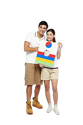 포토 JPG 스튜디오촬영 전신 서양인 외국인 백인 해외기획촬영 한국문화 한국전통 전통 라이프스타일 커플 여자 2011년태국 남자 전통문화 문화 한쌍 여행 운동화 반바지 놀이 새로움 전통소품 한국 실내 서기 미소 웃음 들기 누끼 사람 20대 성인 두명 앞모습 캐주얼 여행객 놀이용품 전통놀이 체험 연 연날리기 방패연 워커 전통체험 국내여행 청년만 성인만 국내포토 동양문화 옷 아시아 뷰포인트 신발 컨셉 바지 관계 모션 표정 인종 청년 내부 생활 오브젝트 파일형식