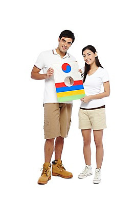 포토 JPG 스튜디오촬영 전신 서양인 외국인 백인 해외기획촬영 한국문화 한국전통 전통 라이프스타일 커플 여자 2011년태국 남자 전통문화 문화 한쌍 여행 운동화 반바지 놀이 새로움 전통소품 한국 실내 서기 미소 웃음 들기 누끼 사람 20대 성인 두명 앞모습 캐주얼 여행객 놀이용품 전통놀이 체험 연 연날리기 방패연 워커 전통체험 국내여행 청년만 성인만 국내포토 동양문화 옷 아시아 뷰포인트 신발 컨셉 바지 관계 모션 표정 인종 청년 내부 생활 오브젝트 파일형식