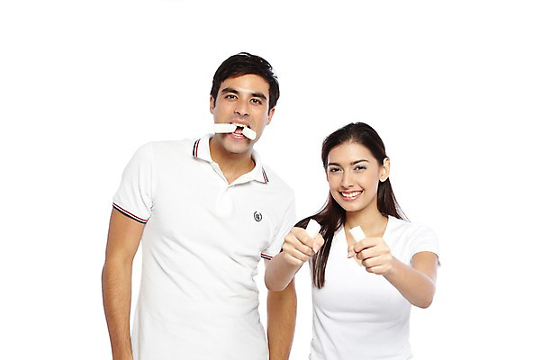 포토 JPG 스튜디오촬영 서양인 외국인 백인 해외기획촬영 한국문화 라이프스타일 커플 여자 2011년태국 남자 문화 음식 한쌍 여행 디저트 새로움 한국 실내 사탕 미소 웃음 들기 누끼 사람 상반신 20대 성인 두명 앞모습 캐주얼 여행객 체험 자르기 먹기 슬라이스 군것질 전통체험 엿 국내여행 먹거리 청년만 성인만 국내포토 동양문화 옷 아시아 뷰포인트 컨셉 관계 모션 표정 인종 청년 내부 생활 전통과자 파일형식