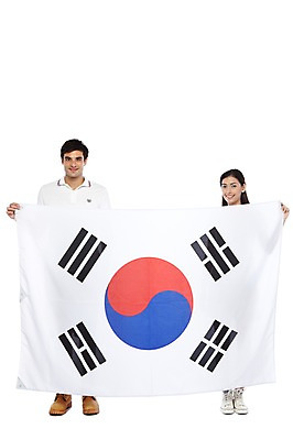 포토 JPG 스튜디오촬영 전신 서양인 외국인 백인 해외기획촬영 한국문화 라이프스타일 커플 여자 2011년태국 남자 문화 한쌍 여행 운동화 새로움 한국 실내 서기 미소 웃음 들기 누끼 사람 20대 성인 두명 앞모습 캐주얼 여행객 깃발 체험 국기 태극기 워커 전통체험 국내여행 청년만 성인만 국내포토 동양문화 옷 아시아 뷰포인트 신발 컨셉 관계 모션 표정 인종 청년 내부 생활 파일형식