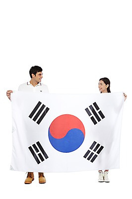 포토 JPG 스튜디오촬영 전신 서양인 외국인 백인 해외기획촬영 한국문화 라이프스타일 커플 여자 2011년태국 남자 문화 한쌍 여행 운동화 새로움 한국 실내 서기 미소 웃음 들기 누끼 사람 20대 성인 두명 앞모습 캐주얼 여행객 마주보기 깃발 체험 국기 태극기 워커 전통체험 국내여행 청년만 성인만 국내포토 동양문화 옷 아시아 뷰포인트 신발 컨셉 관계 모션 표정 인종 청년 내부 생활 파일형식