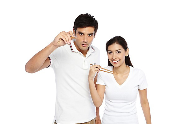 포토 JPG 스튜디오촬영 서양인 외국인 백인 해외기획촬영 한국문화 라이프스타일 식기 커플 여자 2011년태국 남자 문화 한쌍 여행 포즈 젓가락 모션 새로움 한국 실내 미소 웃음 들기 누끼 사람 손짓 상반신 20대 성인 두명 앞모습 여행객 체험 전통체험 나무젓가락 국내여행 식생활 식습관 젓가락질 청년만 성인만 국내포토 동양문화 아시아 뷰포인트 컨셉 관계 수저 표정 인종 청년 내부 생활 파일형식