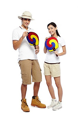 포토 JPG 스튜디오촬영 전신 서양인 외국인 백인 해외기획촬영 모자 한국문화 한국전통 전통 라이프스타일 커플 여자 2011년태국 남자 전통문화 문화 한쌍 여행 운동화 반바지 새로움 전통소품 한국 실내 서기 미소 웃음 들기 누끼 사람 20대 성인 두명 앞모습 캐주얼 여행객 체험 부채 오브젝트 기념품 워커 전통체험 태극선 전통부채 국내여행 청년만 성인만 국내포토 동양문화 잡화 옷 아시아 뷰포인트 신발 컨셉 바지 관계 모션 표정 인종 청년 내부 생활 파일형식