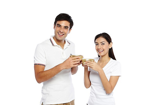 포토 JPG 스튜디오촬영 서양인 외국인 백인 해외기획촬영 한국문화 한국전통 라이프스타일 그릇 커플 여자 2011년태국 남자 문화 음료 한쌍 여행 술잔 잔 새로움 주류 한국 실내 미소 웃음 들기 누끼 사람 상반신 20대 성인 두명 앞모습 캐주얼 여행객 대접 체험 음주 건배 막걸리 전통체험 국내여행 식생활 양은그릇 청년만 성인만 국내포토 동양문화 전통 식기 옷 아시아 뷰포인트 컨셉 관계 모션 표정 인종 청년 내부 생활 파일형식