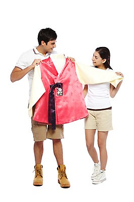 포토 JPG 스튜디오촬영 전신 서양인 외국인 백인 해외기획촬영 한국문화 한국전통 전통 라이프스타일 커플 옷 여자 2011년태국 남자 전통문화 문화 한쌍 여행 운동화 반바지 새로움 한국 실내 서기 미소 웃음 들기 누끼 사람 20대 성인 두명 앞모습 캐주얼 여행객 마주보기 체험 전통의상 한복 저고리 워커 전통체험 국내여행 청년만 성인만 국내포토 동양문화 아시아 뷰포인트 신발 컨셉 바지 관계 모션 표정 인종 청년 내부 생활 파일형식