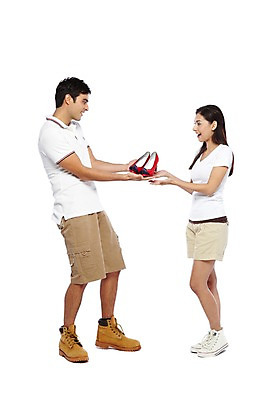 포토 JPG 스튜디오촬영 전신 서양인 외국인 백인 해외기획촬영 한국문화 한국전통 전통 라이프스타일 커플 잡화 여자 2011년태국 남자 전통문화 문화 한쌍 여행 운동화 신발 반바지 새로움 전통소품 한국 실내 서기 미소 웃음 들기 누끼 사람 20대 성인 두명 옆모습 캐주얼 여행객 마주보기 체험 고무신 워커 전통체험 국내여행 청년만 성인만 국내포토 동양문화 옷 아시아 뷰포인트 컨셉 바지 관계 모션 표정 인종 청년 내부 생활 오브젝트 파일형식