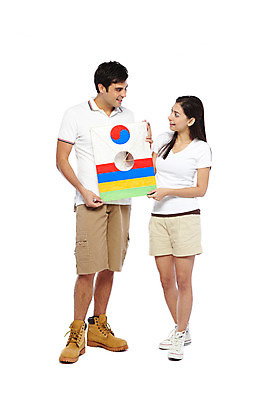 포토 JPG 스튜디오촬영 전신 서양인 외국인 백인 해외기획촬영 한국문화 한국전통 전통 라이프스타일 커플 여자 2011년태국 남자 전통문화 문화 한쌍 여행 운동화 반바지 놀이 새로움 전통소품 한국 실내 서기 미소 웃음 들기 누끼 사람 20대 성인 두명 앞모습 캐주얼 여행객 놀이용품 마주보기 전통놀이 체험 연 연날리기 방패연 워커 전통체험 국내여행 청년만 성인만 국내포토 동양문화 옷 아시아 뷰포인트 신발 컨셉 바지 관계 모션 표정 인종 청년 내부 생활 오브젝트 파일형식