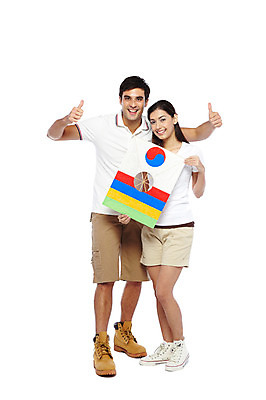 포토 JPG 스튜디오촬영 전신 서양인 외국인 백인 해외기획촬영 한국문화 한국전통 전통 라이프스타일 커플 여자 2011년태국 남자 전통문화 문화 한쌍 여행 운동화 반바지 놀이 새로움 전통소품 한국 실내 서기 미소 웃음 들기 누끼 사람 손짓 20대 성인 두명 앞모습 캐주얼 여행객 놀이용품 전통놀이 최고 체험 연 만족 연날리기 방패연 추천 워커 전통체험 국내여행 청년만 성인만 국내포토 동양문화 옷 감정 아시아 뷰포인트 신발 컨셉 바지 관계 모션 표정 인종 청년 내부 생활 오브젝트 파일형식