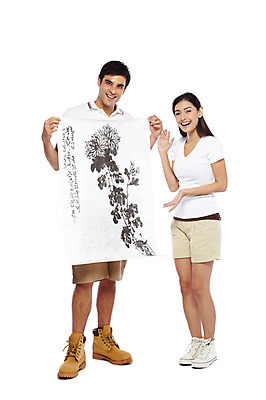 포토 JPG 스튜디오촬영 전신 서양인 외국인 백인 해외기획촬영 한국문화 한국전통 전통 라이프스타일 커플 여자 2011년태국 남자 전통문화 문화 예술 한쌍 여행 운동화 반바지 새로움 전통소품 한국 실내 수묵화 미술 서기 미소 웃음 들기 누끼 사람 20대 성인 두명 앞모습 캐주얼 여행객 체험 동양화 그림 워커 전통체험 국내여행 청년만 성인만 국내포토 동양문화 옷 아시아 뷰포인트 신발 컨셉 바지 관계 모션 문화예술 표정 인종 청년 내부 생활 오브젝트 파일형식