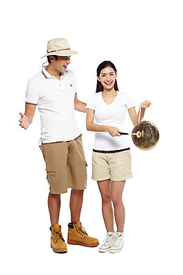 포토 JPG 스튜디오촬영 전신 서양인 외국인 백인 해외기획촬영 모자 한국문화 한국전통 전통 라이프스타일 커플 여자 2011년태국 남자 전통문화 문화 악기 한쌍 여행 운동화 연주 반바지 타악기 새로움 전통소품 한국 실내 국악기 서기 미소 웃음 들기 누끼 사람 20대 성인 두명 앞모습 캐주얼 여행객 전통놀이 체험 풍물놀이 사물놀이 워커 전통체험 꽹과리 국내여행 청년만 성인만 국내포토 동양문화 잡화 옷 아시아 음악 뷰포인트 신발 컨셉 바지 관계 모션 놀이 표정 국악 인종 청년 내부 생활 전통공연 오브젝트 파일형식