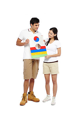 포토 JPG 스튜디오촬영 전신 서양인 외국인 백인 해외기획촬영 한국문화 한국전통 전통 라이프스타일 커플 여자 2011년태국 남자 전통문화 문화 한쌍 여행 운동화 반바지 놀이 새로움 전통소품 한국 실내 서기 미소 웃음 들기 누끼 사람 20대 성인 두명 앞모습 캐주얼 여행객 놀이용품 전통놀이 체험 연 연날리기 방패연 워커 전통체험 국내여행 청년만 성인만 국내포토 동양문화 옷 아시아 뷰포인트 신발 컨셉 바지 관계 모션 표정 인종 청년 내부 생활 오브젝트 파일형식