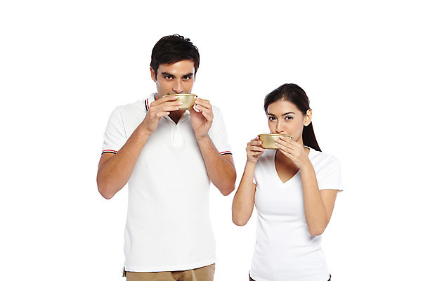 포토 JPG 스튜디오촬영 서양인 외국인 백인 해외기획촬영 한국문화 한국전통 라이프스타일 그릇 커플 여자 2011년태국 남자 문화 음료 한쌍 여행 술잔 잔 새로움 주류 한국 실내 들기 누끼 사람 상반신 20대 성인 두명 앞모습 캐주얼 여행객 마시기 대접 체험 먹기 음주 막걸리 전통체험 국내여행 식생활 양은그릇 청년만 성인만 국내포토 동양문화 전통 식기 옷 아시아 뷰포인트 컨셉 관계 모션 인종 청년 내부 생활 파일형식