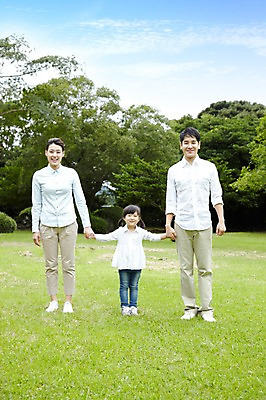 포토 JPG 주간 전신 나무 식물 구름 공원 여자 남자 딸 행복 어린이 여행 가족 놀이 하늘 엄마 휴가 가족여행 한국 남매 서기 미소 웃음 사람 소녀 소년 잔디 성인 야외 세명 30대 제주도 소풍 손잡기 화목 산책 유치원생 한국인 자녀 아빠 숲속 숲 가족사진 비자림 국내포토 자연요소 공공시설 감정 아시아 컨셉 관계 모션 휴식 표정 동양인 장년 야외활동 파일형식 단체사진