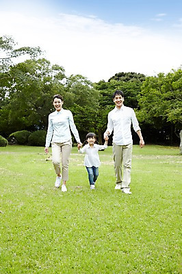 포토 JPG 주간 전신 나무 식물 구름 공원 여자 남자 딸 행복 어린이 여행 가족 놀이 하늘 엄마 휴가 가족여행 한국 남매 서기 미소 웃음 사람 소녀 소년 잔디 성인 야외 세명 30대 제주도 소풍 걷기 손잡기 화목 산책 유치원생 한국인 자녀 아빠 숲속 숲 가족사진 비자림 국내포토 자연요소 공공시설 감정 아시아 컨셉 관계 모션 휴식 표정 동양인 장년 야외활동 파일형식 단체사진