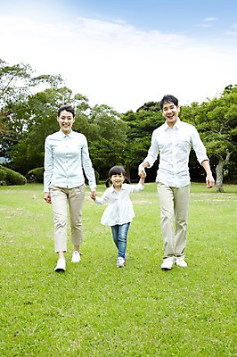 포토 JPG 주간 전신 나무 식물 구름 공원 여자 남자 딸 행복 어린이 여행 가족 놀이 하늘 엄마 휴가 가족여행 한국 남매 서기 미소 웃음 사람 소녀 소년 잔디 성인 야외 세명 30대 제주도 소풍 걷기 손잡기 화목 산책 유치원생 한국인 자녀 아빠 숲속 숲 가족사진 비자림 국내포토 자연요소 공공시설 감정 아시아 컨셉 관계 모션 휴식 표정 동양인 장년 야외활동 파일형식 단체사진