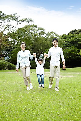 포토 JPG 주간 전신 나무 식물 구름 공원 여자 남자 딸 행복 어린이 여행 가족 놀이 하늘 엄마 휴가 가족여행 한국 남매 서기 미소 웃음 사람 소녀 소년 잔디 성인 야외 세명 30대 제주도 소풍 걷기 손잡기 화목 산책 유치원생 한국인 자녀 아빠 숲속 숲 가족사진 비자림 국내포토 자연요소 공공시설 감정 아시아 컨셉 관계 모션 휴식 표정 동양인 장년 야외활동 파일형식 단체사진